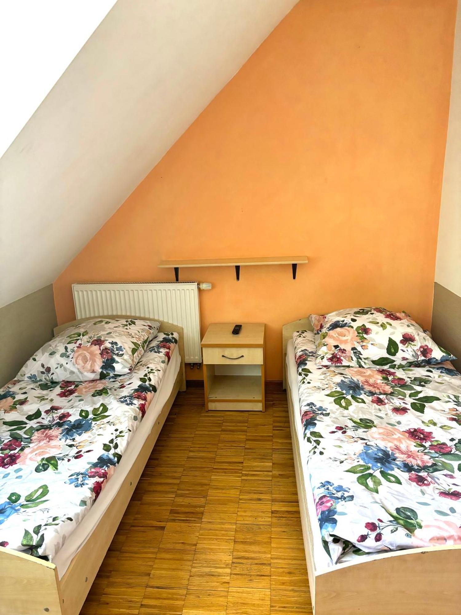 Hostel Nuove Frontiere Nysa Exterior photo